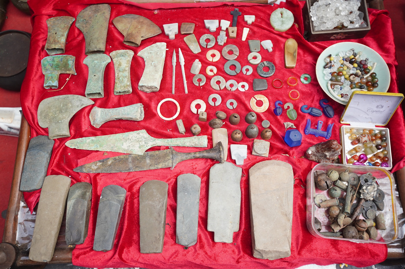 Phiên chợ không chỉ là nơi mua bán mà đã trở thành nơi giao lưu văn hóa của những người sưu tầm đồ cổ.