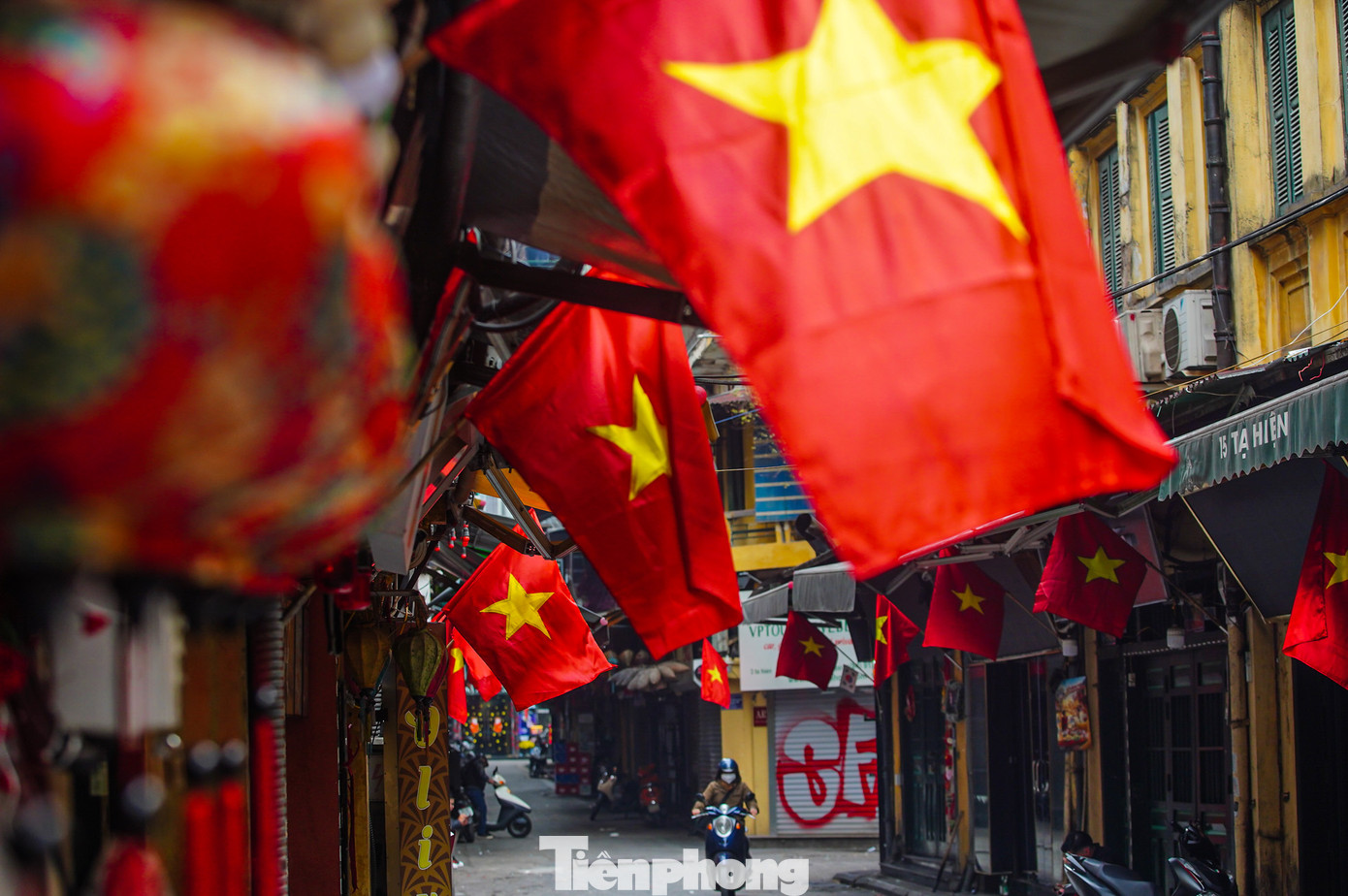 Kỷ niệm 95 năm Ngày thành lập Đảng Cộng sản Việt Nam (3/2/1930 - 3/2/2025), UBND TP Hà Nội đề nghị các cơ quan, đơn vị, bệnh viện, trường học và nhân dân trên địa bàn thành phố treo cờ Tổ quốc từ ngày 24/1/2025 đến hết ngày 9/2/2025. Kỷ niệm 95 năm Ngày thành lập Đảng Cộng sản Việt Nam (3/2/1930 - 3/2/2025), UBND TP Hà Nội đề nghị các cơ quan, đơn vị, bệnh viện, trường học và nhân dân trên địa bàn thành phố treo cờ Tổ quốc từ ngày 24/1/2025 đến hết ngày 9/2/2025.