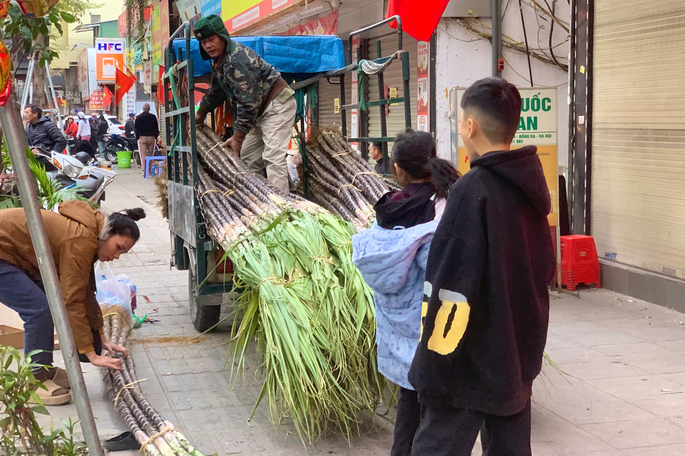Ghi nhận của PV, đúng ngày cuối năm, 29 Tết, các tiểu thương vận chuyển mía lộc từ vùng ngoại ô về khắp các vỉa hè, chợ hoa, chợ dân sinh ở Hà Nội. Mía lộc sẽ được bán nhiều sau khoảnh khắc giao thừa.