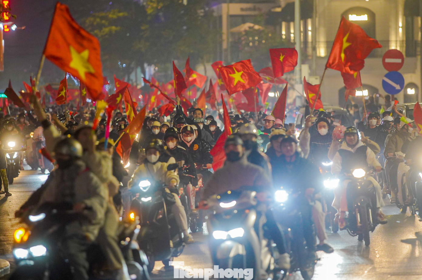 Ngay sau tiếng còi kết thúc trận chung kết lượt đi AFF Cup 2024 đêm qua, hàng vạn người dân Hà Nội đã đổ ra đường ăn mừng chiến thắng của đội tuyển Việt Nam trước Thái Lan.
