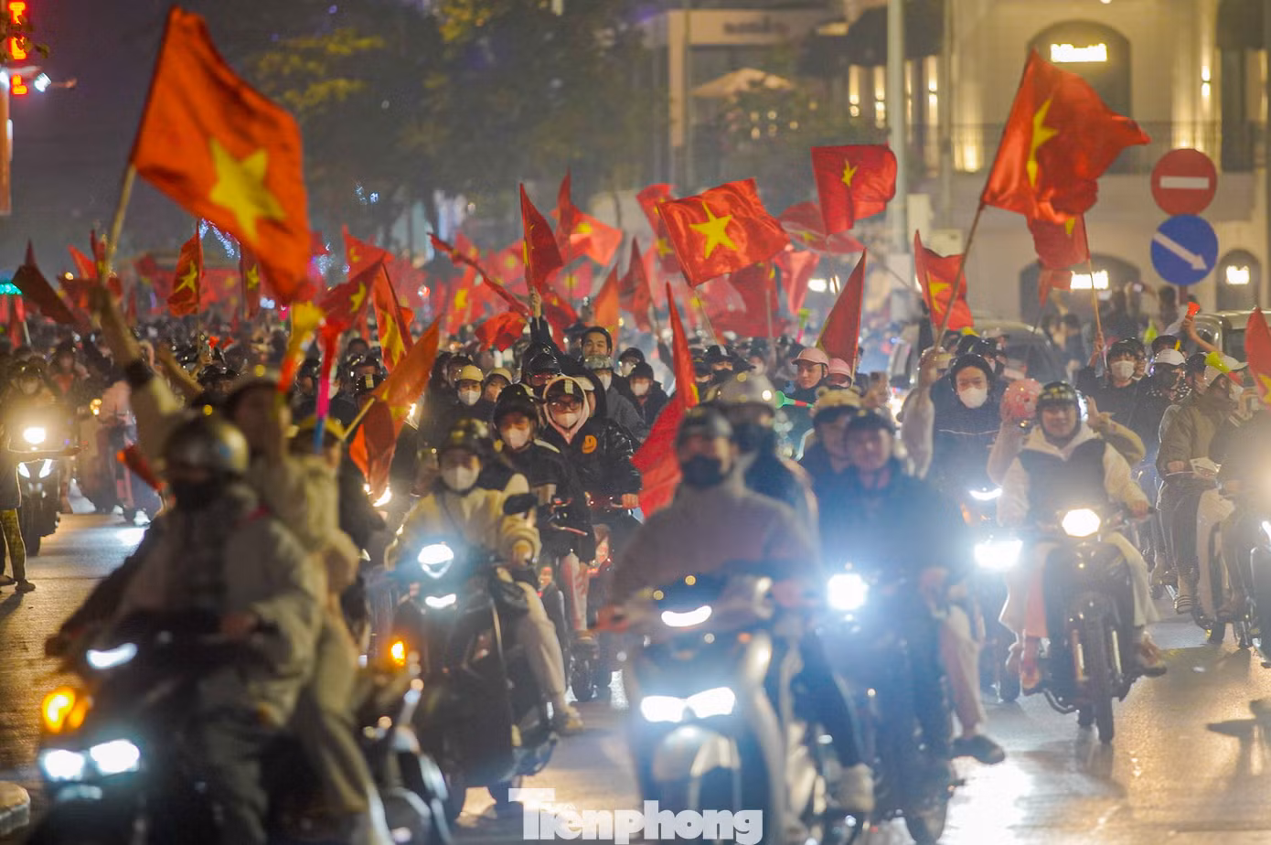 Ngay sau tiếng còi kết thúc trận chung kết lượt đi AFF Cup 2024 đêm qua, hàng vạn người dân Hà Nội đã đổ ra đường ăn mừng chiến thắng của đội tuyển Việt Nam trước Thái Lan.