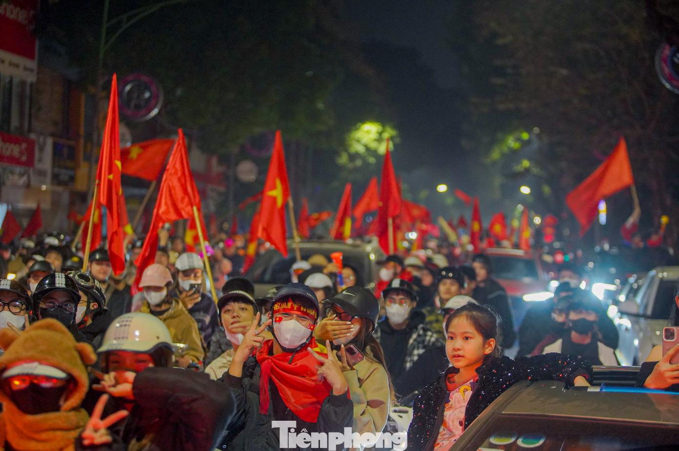 Biển người hân hoan ăn mừng chiến thắng của đội tuyển Việt Nam.