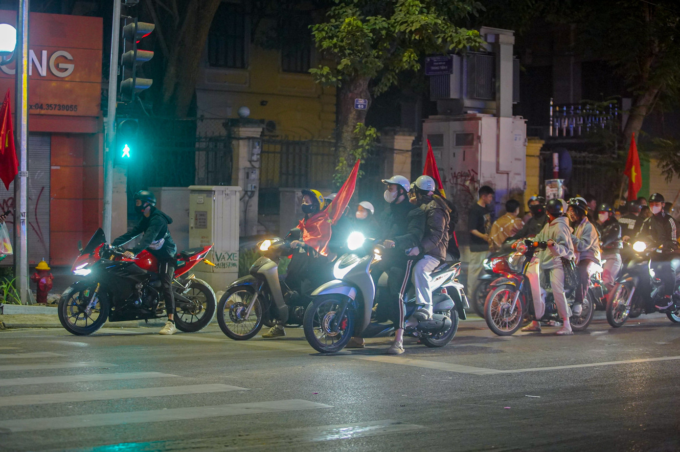 Không khí ăn mừng rất cuồng nhiệt, nhưng đến đèn đỏ, các phương tiện vẫn dừng lại.