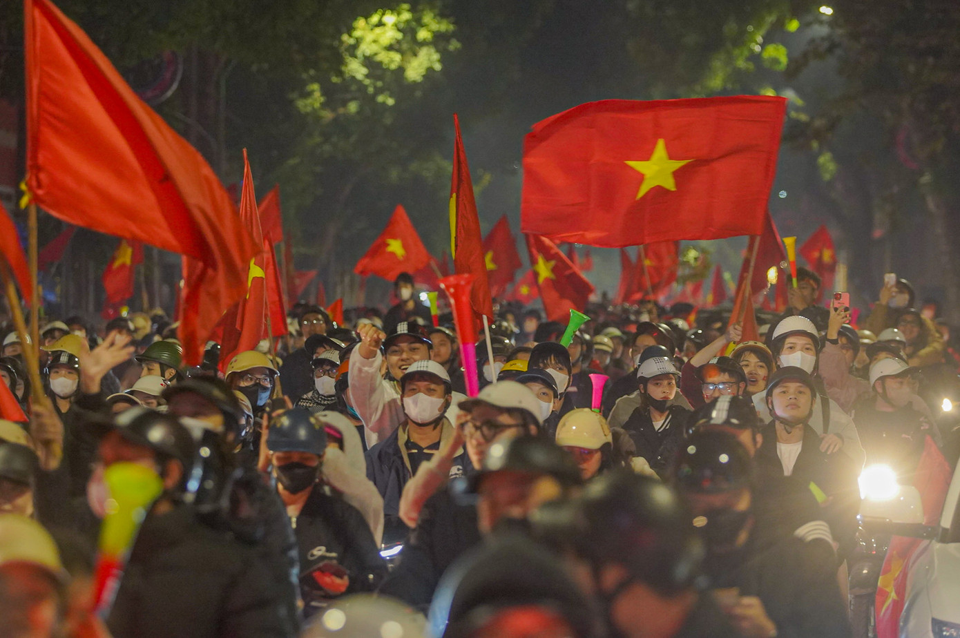 Hầu hết các cổ động viên đều đội mũ bảo hiểm khi "đi bão".