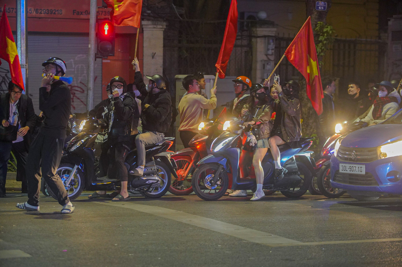 Các CĐV ăn mừng trong lúc chờ đèn đỏ đếm ngược.