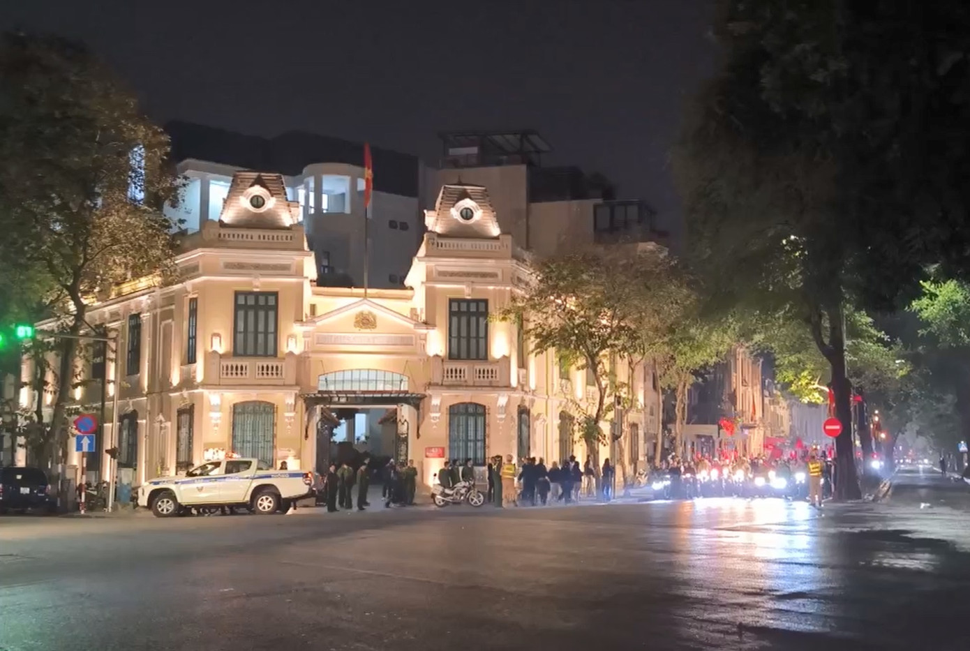 Dòng phương tiện dừng đèn đỏ, chấp hành luật giao thông tại ngã tư Lê Thái Tổ - Tràng Thi.