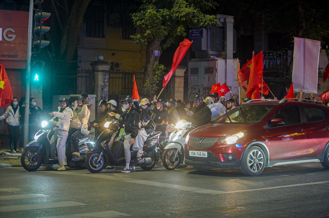 Những người tham gia "đi bão" đều đồng tình việc tuân thủ các quy định an toàn giao thông là điều cần thiết dù ở trong bất kỳ hoàn cảnh nào.