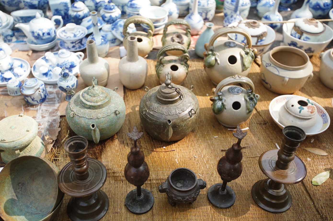 Đa dạng các mặt hàng cổ được tiểu thương sưu tầm bày bán.