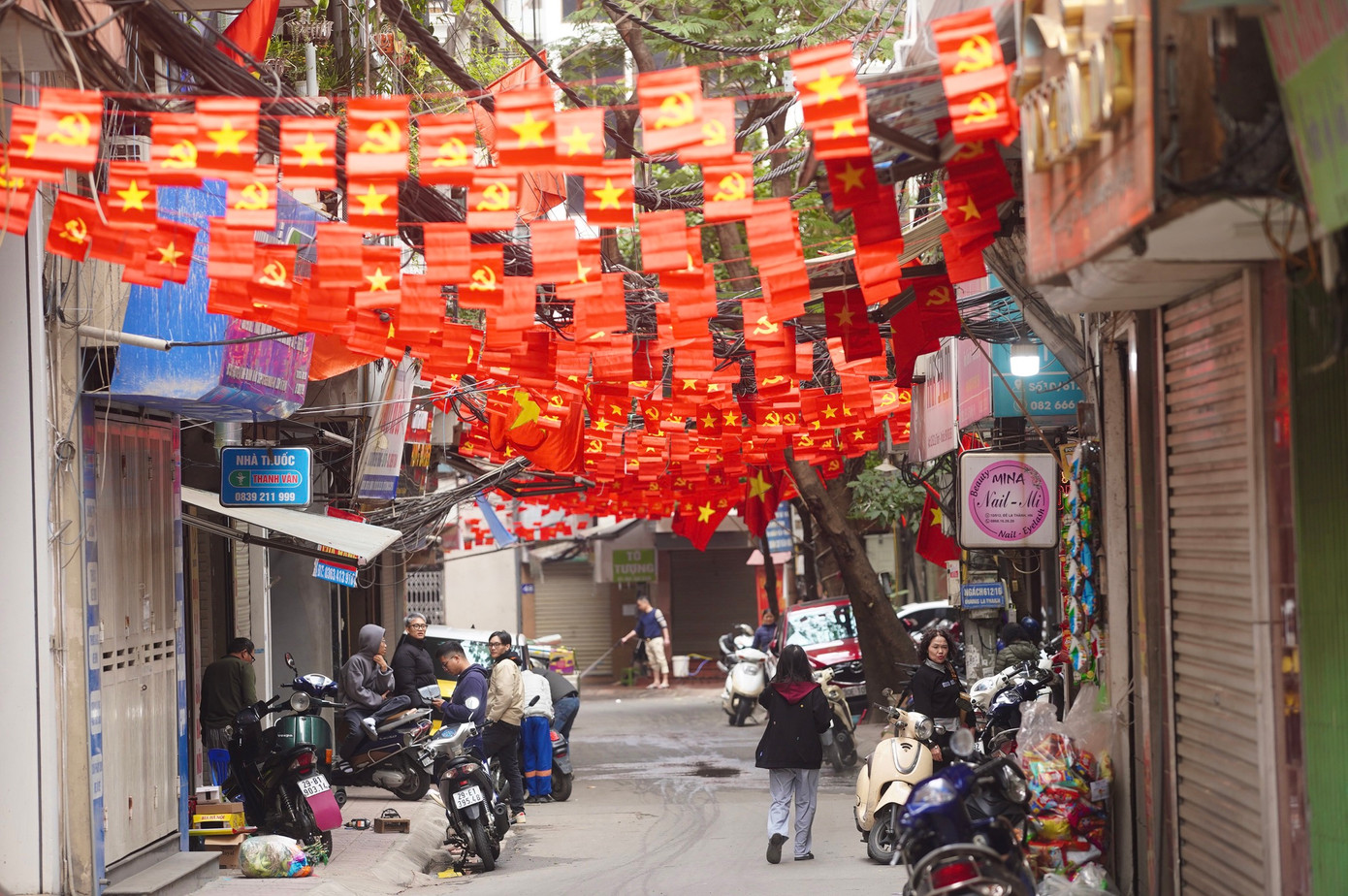 Một con ngõ phố Tây Sơn rực rỡ màu cờ trong ngày cuối cùng của năm.