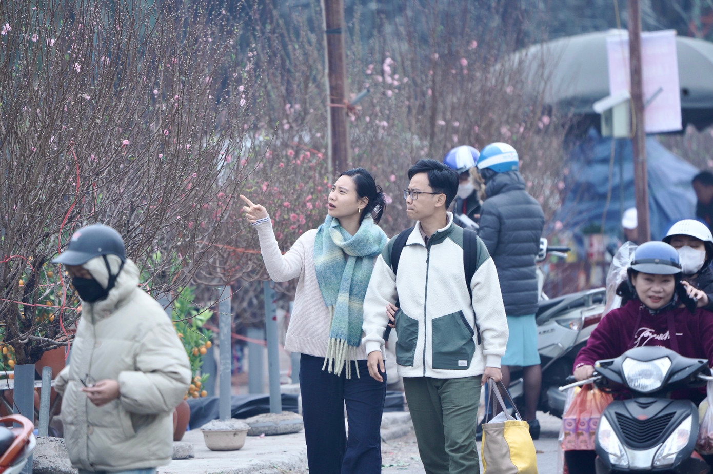 Những cành đào nhỏ và những bó đào dăm rất được ưa chuộng vào dịp cúng rằm tháng Chạp, tuy nhiên lại khó kiếm.