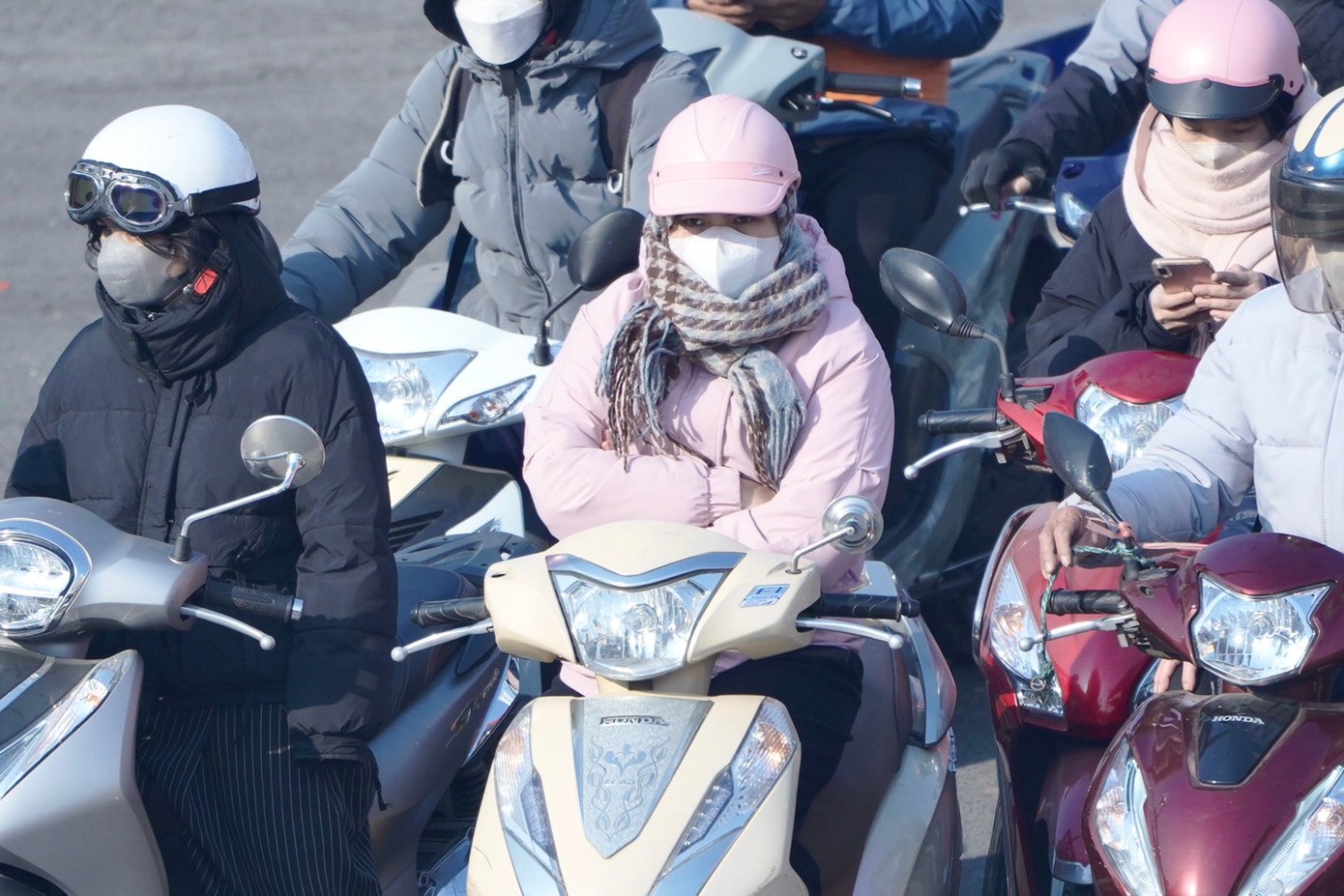 Người dân mặc "tầng tầng lớp lớp" áo, quàng khăn, đội mũ... nhưng vẫn run run trong cái lạnh.