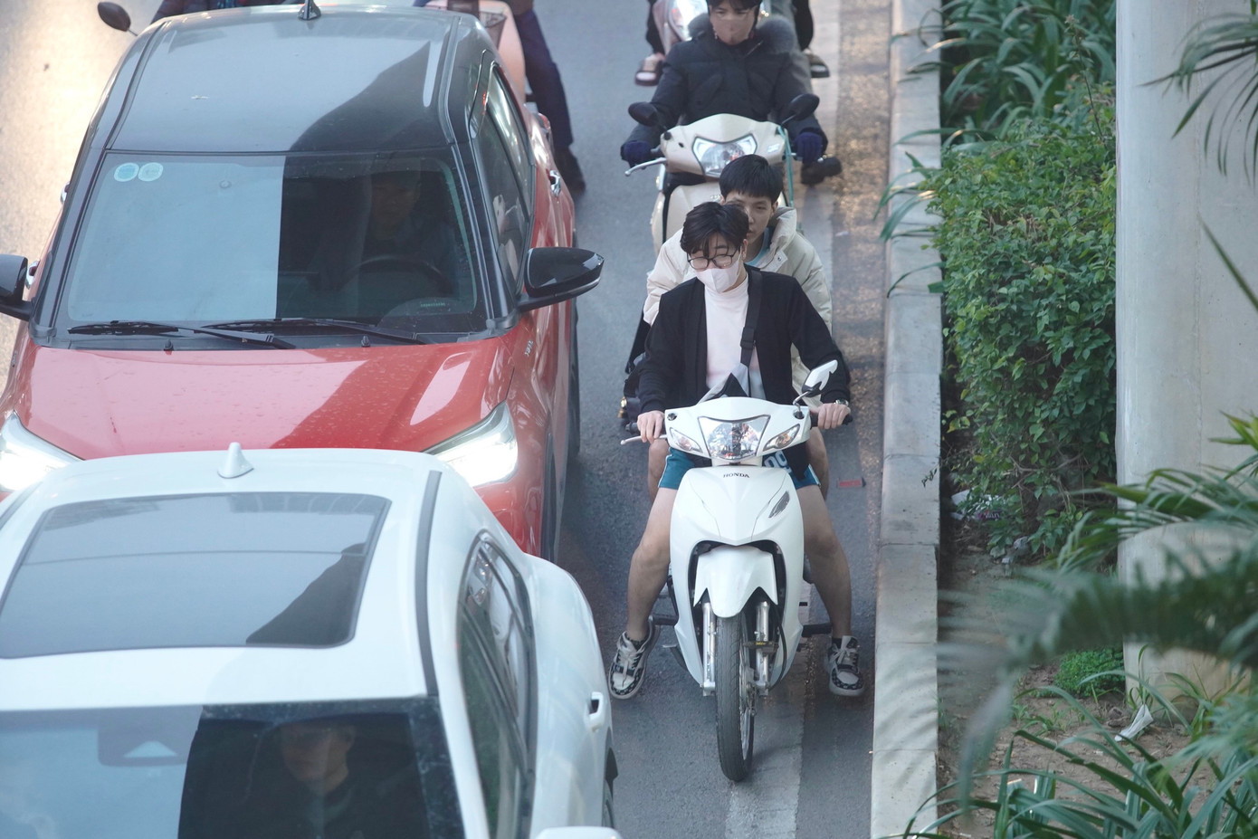 Người điều khiển xe máy không đội mũ bảo hiểm di chuyển trên đường Nguyễn Trãi.