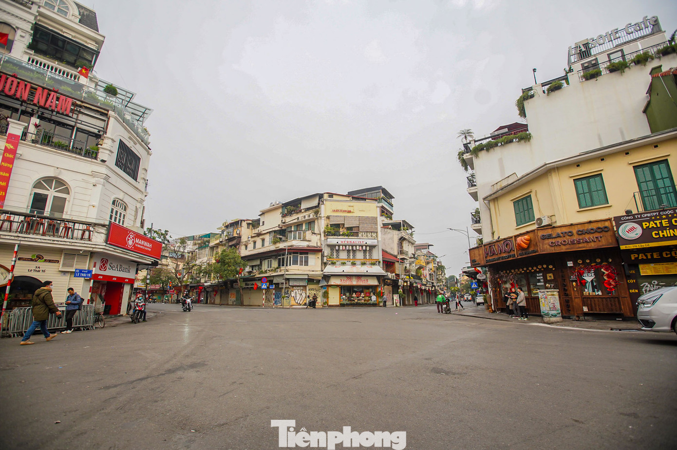 Quảng trường Đông Kinh Nghĩa Thục vắng hoe.