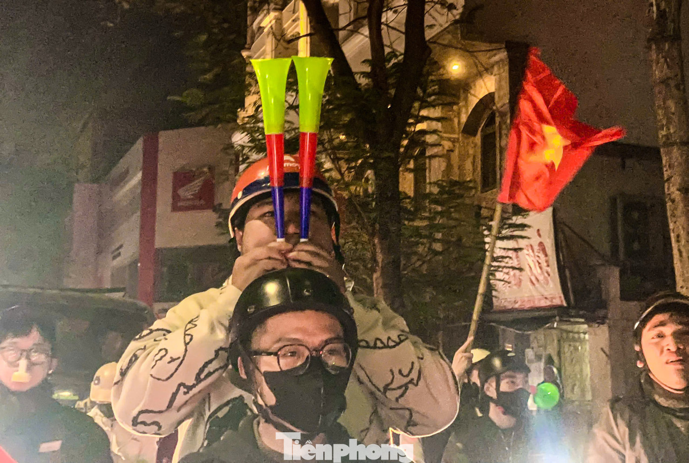 CĐV ăn mừng cuồng nhiệt bằng cách thổi hai kèn cùng một lúc. CĐV ăn mừng cuồng nhiệt bằng cách thổi hai kèn cùng một lúc.