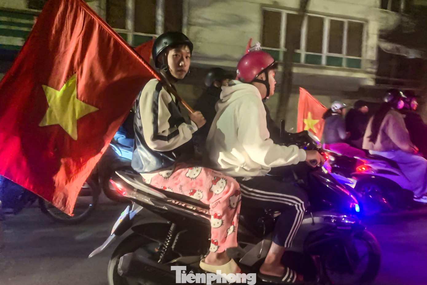 Một CĐV "đi bão" với chiếc quần ngủ hồng dễ thương. Một CĐV "đi bão" với chiếc quần ngủ hồng dễ thương.