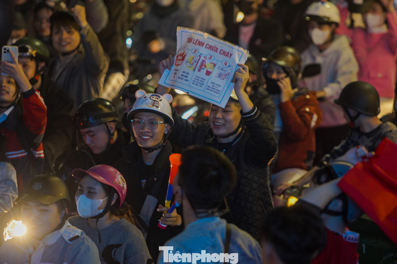 Mang cả "Tiêu lệnh chữa cháy" theo để ăn mừng chiến thắng. Mang cả "Tiêu lệnh chữa cháy" theo để ăn mừng chiến thắng.