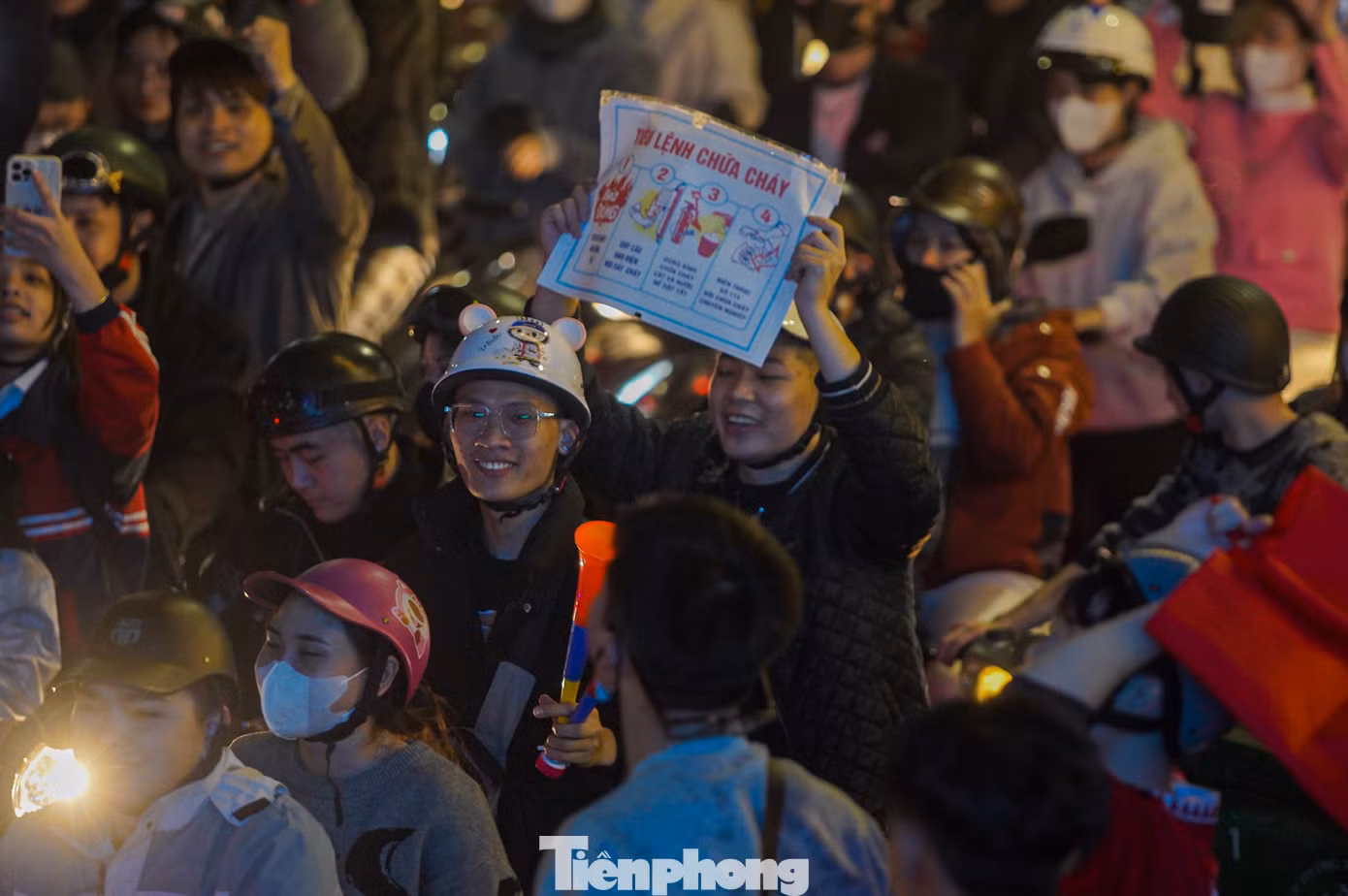 Mang cả "Tiêu lệnh chữa cháy" theo để ăn mừng chiến thắng.