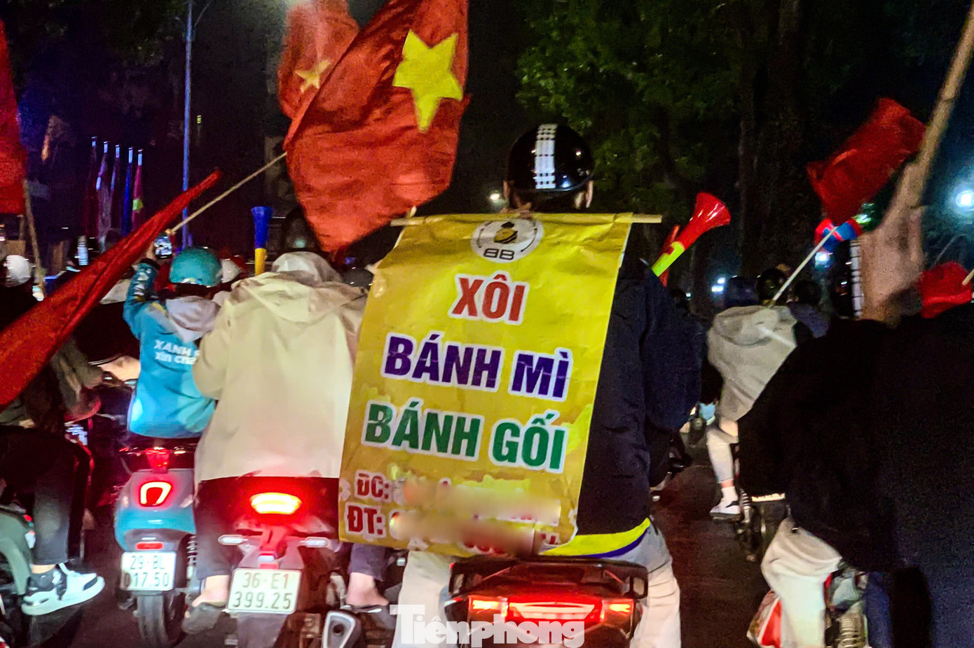Một CĐV tranh thủ quảng cáo quán xôi. Một CĐV tranh thủ quảng cáo quán xôi.