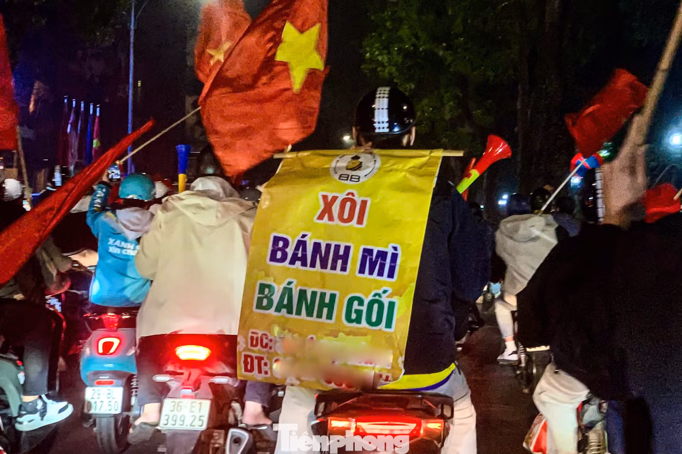 Một CĐV tranh thủ quảng cáo quán xôi.