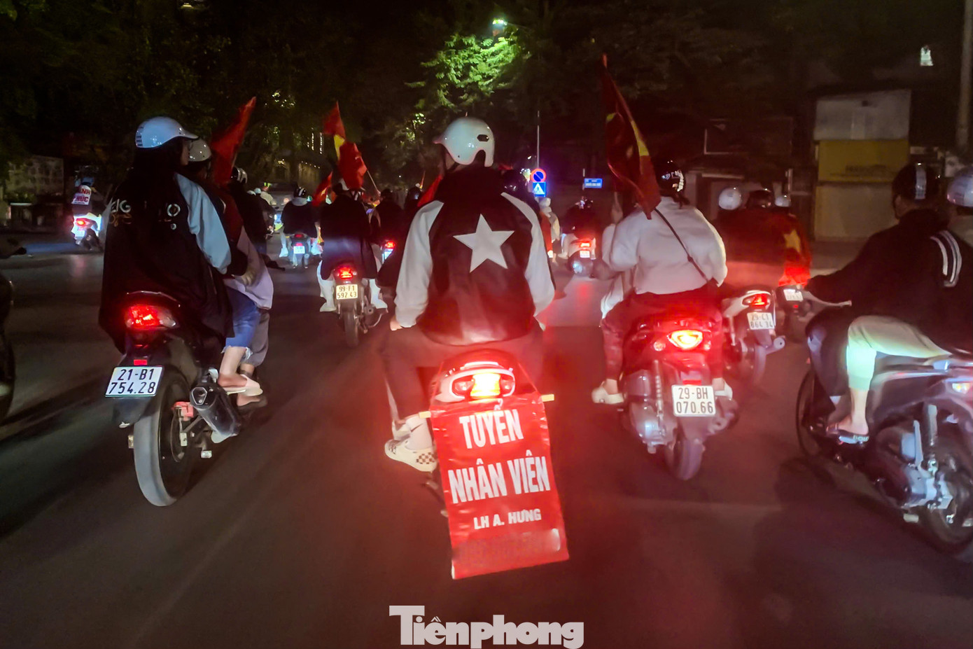 "Đi bão" không quên "tuyển nhân viên". "Đi bão" không quên "tuyển nhân viên".