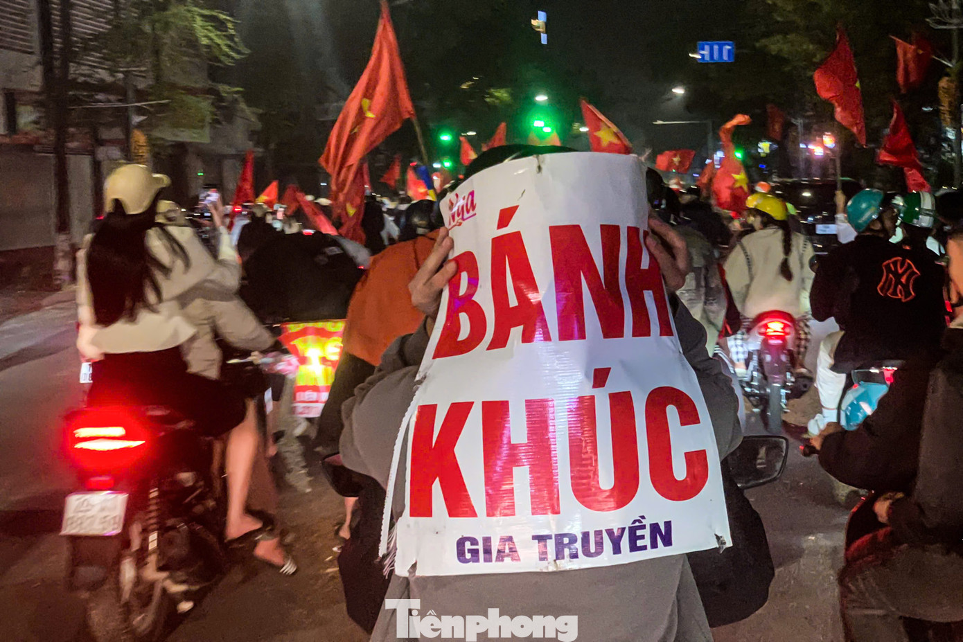 Rất nhiều biển quảng cáo hàng ăn được CĐV mang theo khi "đi bão" Rất nhiều biển quảng cáo hàng ăn được CĐV mang theo khi "đi bão"