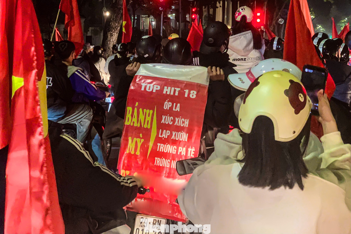 Tranh thủ bán bánh mỳ khi ra đường ăn mừng. Tranh thủ bán bánh mỳ khi ra đường ăn mừng.