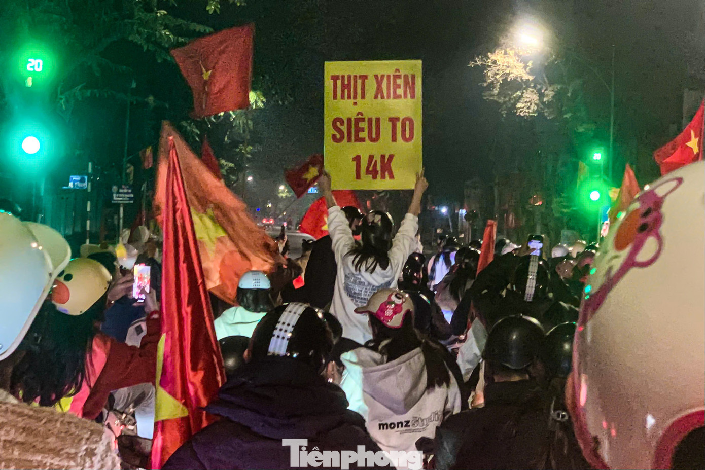 CĐV vừa ăn mừng vừa tranh thủ quảng cáo "thịt xiên siêu to". CĐV vừa ăn mừng vừa tranh thủ quảng cáo "thịt xiên siêu to".