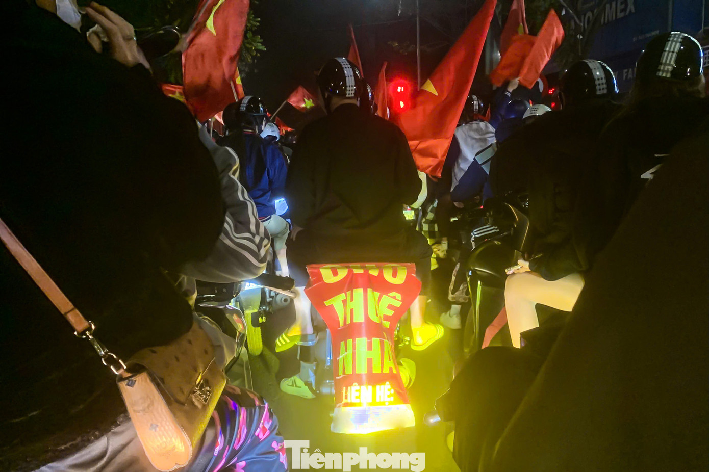 Vừa ra đường ăn mừng, vừa tìm người thuê nhà. Vừa ra đường ăn mừng, vừa tìm người thuê nhà.