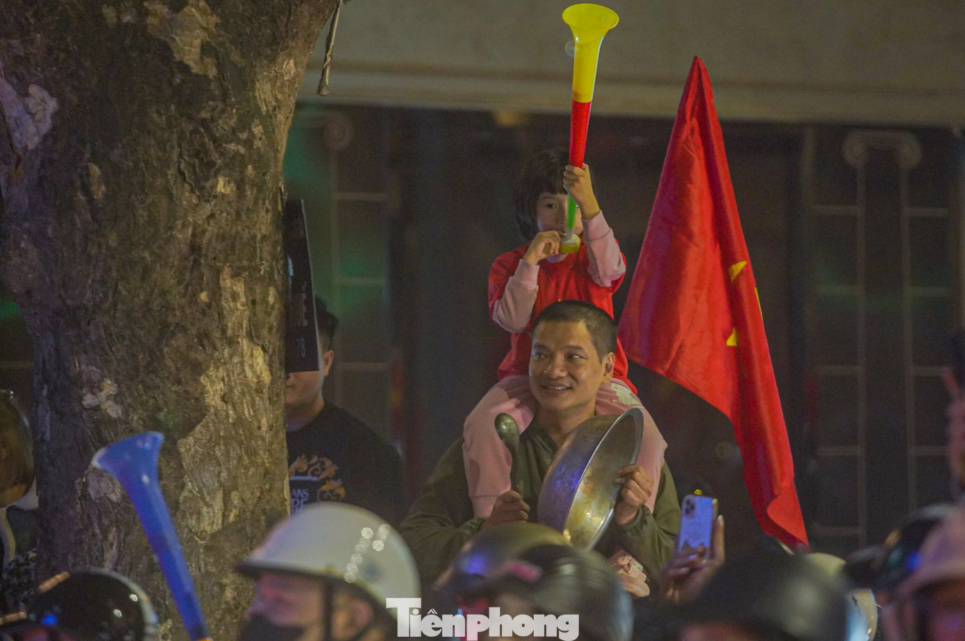 Một cổ động viên cầm muôi và chậu ra đường ăn mừng chiến thắng. Một cổ động viên cầm muôi và chậu ra đường ăn mừng chiến thắng.