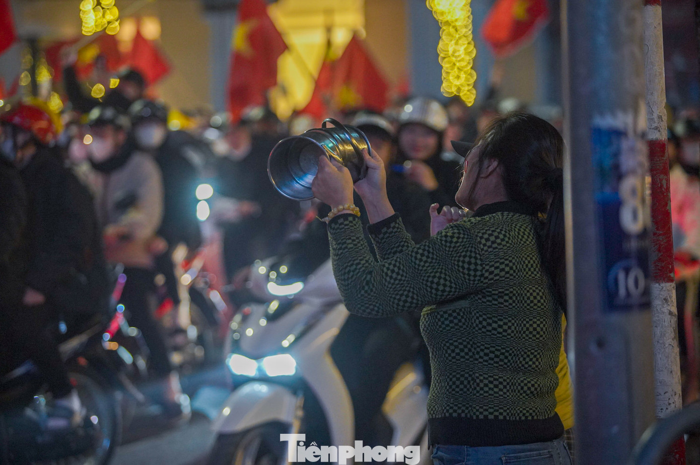 Người dân mang mọi thứ có thể phát ra âm thanh để cổ vũ. Người dân mang mọi thứ có thể phát ra âm thanh để cổ vũ.
