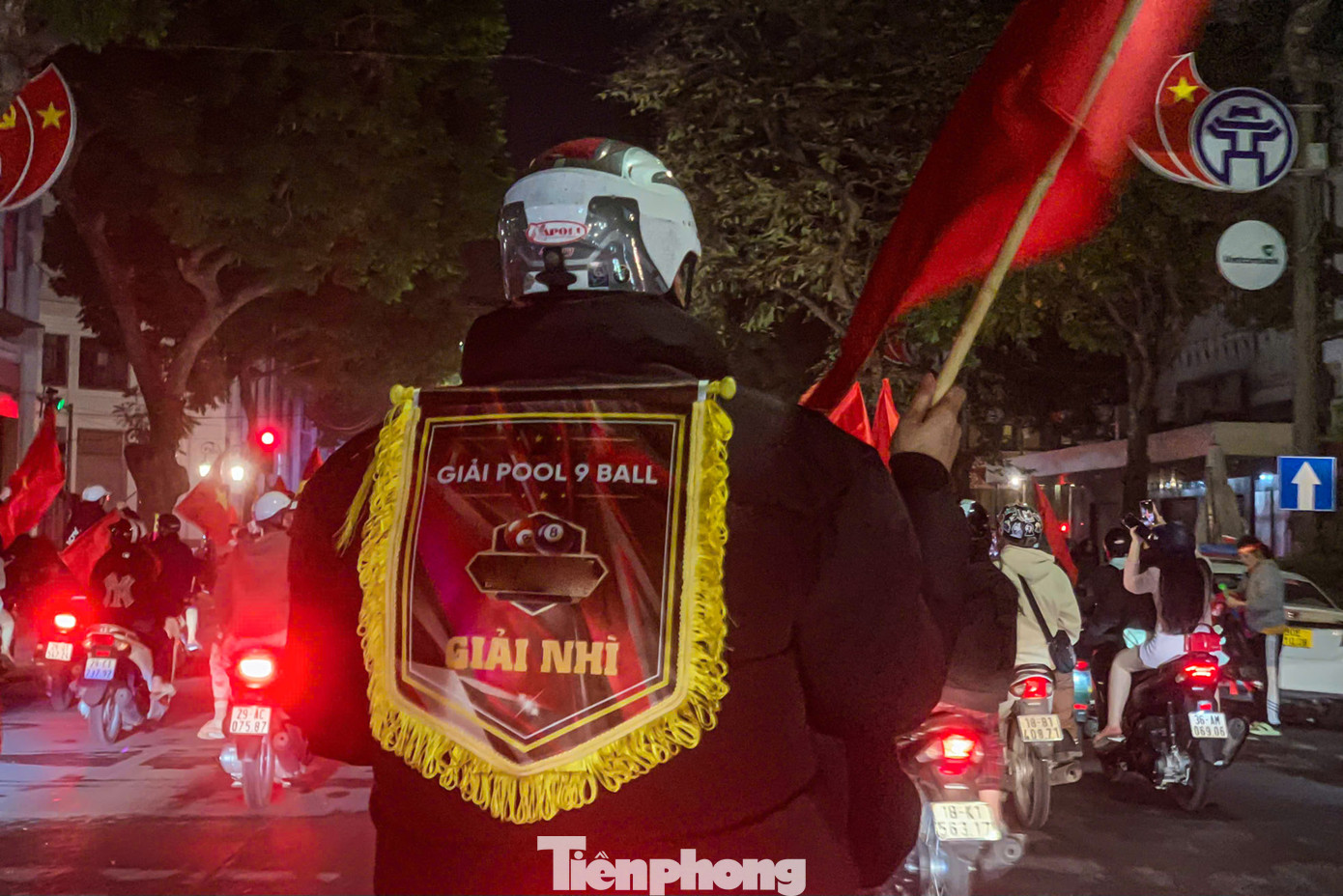 Cổ động viên "đi bão" nhưng không quên khoe thành tích đấu giải bi-a. Cổ động viên "đi bão" nhưng không quên khoe thành tích đấu giải bi-a.