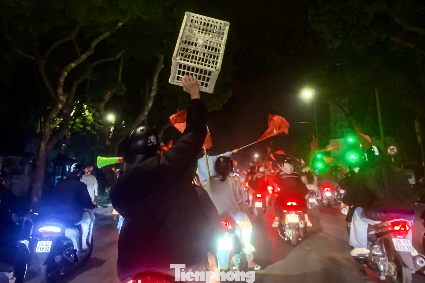 Một CĐV mang rổ theo để "hứng bóng" ăn mừng. Một CĐV mang rổ theo để "hứng bóng" ăn mừng.