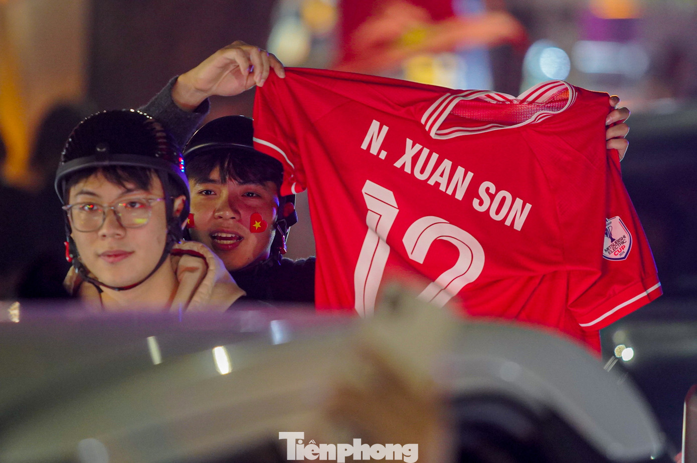 CĐV mang chiếc áo của Nguyễn Xuân Son, cầu thủ ghi cú đúp vào lưới Thái Lan. CĐV mang chiếc áo của Nguyễn Xuân Son, cầu thủ ghi cú đúp vào lưới Thái Lan.