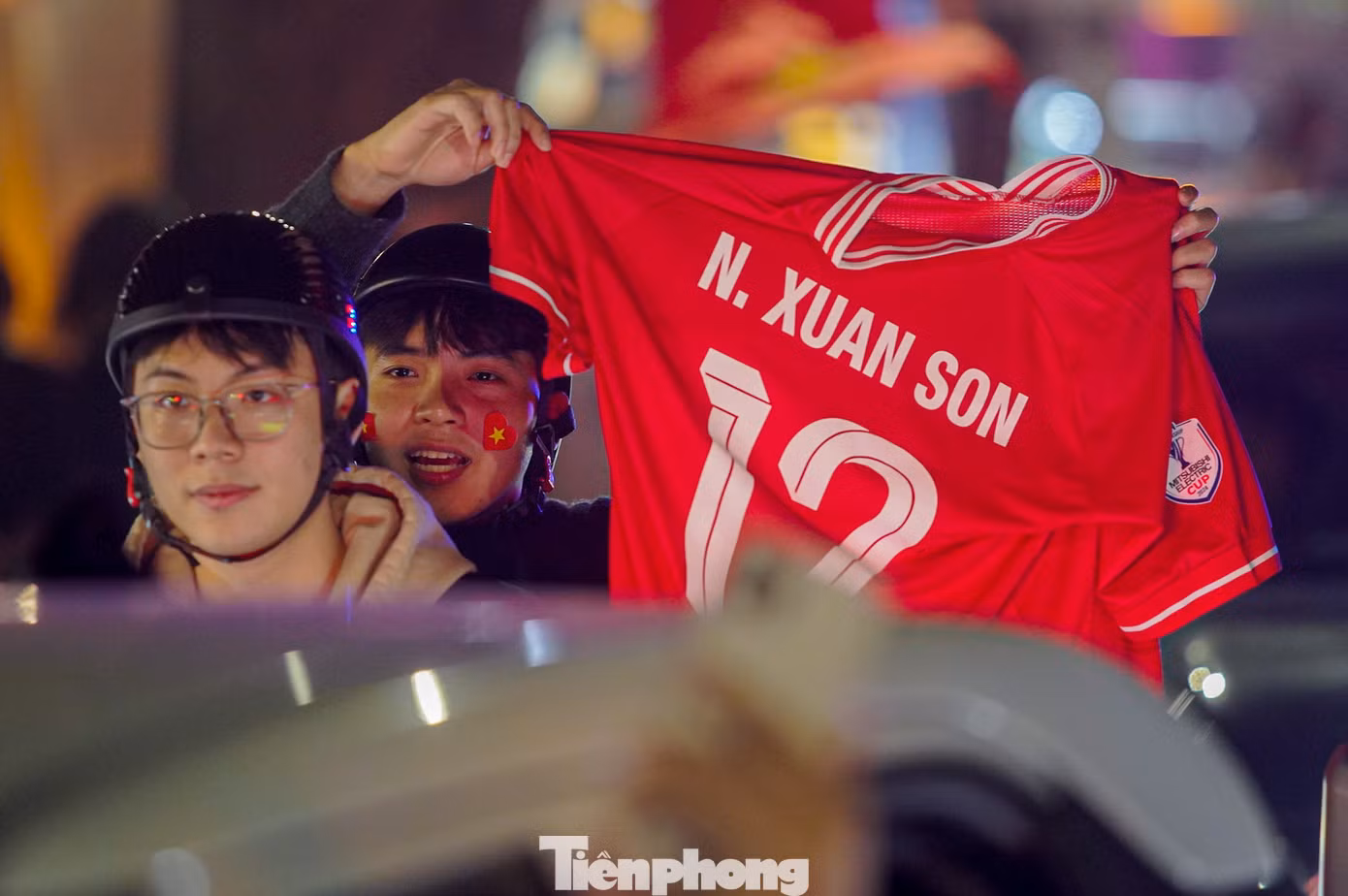 CĐV mang chiếc áo của Nguyễn Xuân Son, cầu thủ ghi cú đúp vào lưới Thái Lan.