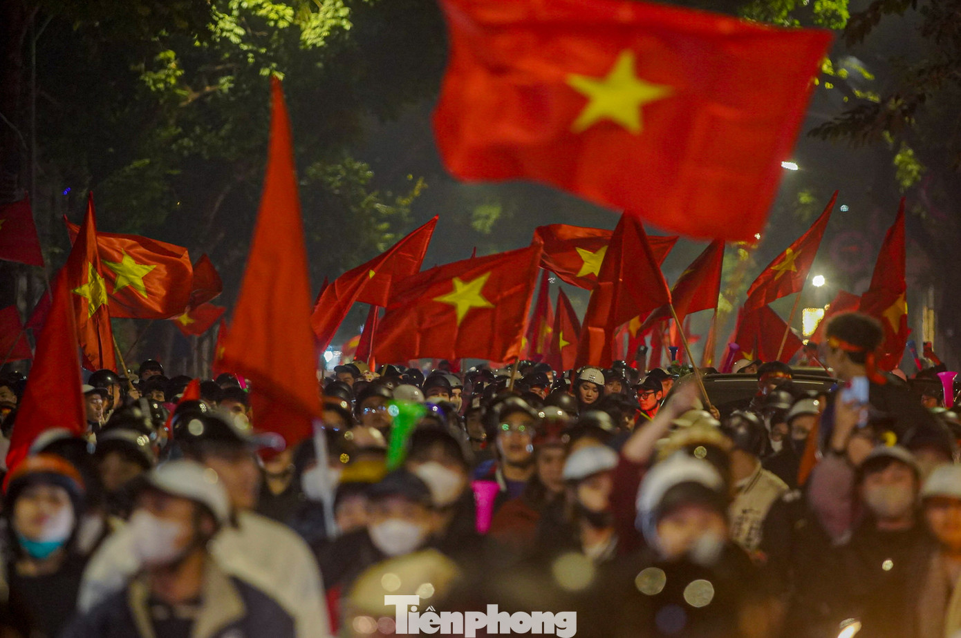 Tối 2/1, ĐT Việt Nam thắng 2-1 trước Thái Lan ở trận chung kết lượt đi AFF Cup 2024. Ngay lập tức, người dân Thủ đô đổ ra đường để ăn mừng với nhiều cách độc đáo. Tối 2/1, ĐT Việt Nam thắng 2-1 trước Thái Lan ở trận chung kết lượt đi AFF Cup 2024. Ngay lập tức, người dân Thủ đô đổ ra đường để ăn mừng với nhiều cách độc đáo.