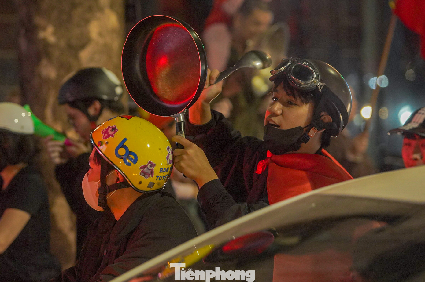 Một CĐV dùng muôi và chảo để tạo âm thanh sôi động giữa đám đông. Một CĐV dùng muôi và chảo để tạo âm thanh sôi động giữa đám đông.