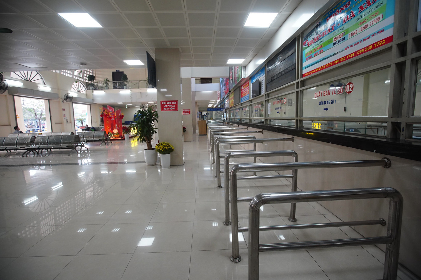 Bên trong khu vực bán vé, phòng chờ vắng hoe.