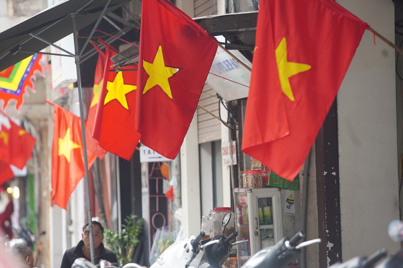 Chào đón Tết Nguyên đán Ất Tỵ và kỷ niệm 95 năm Ngày thành lập Đảng Cộng sản Việt Nam (3/2/1930 - 3/2/2025), UBND TP Hà Nội đề nghị các cơ quan, đơn vị, bệnh viện, trường học và nhân dân trên địa bàn thành phố treo cờ Tổ quốc từ ngày 24/1/2025 đến hết ngày 9/2/2025.