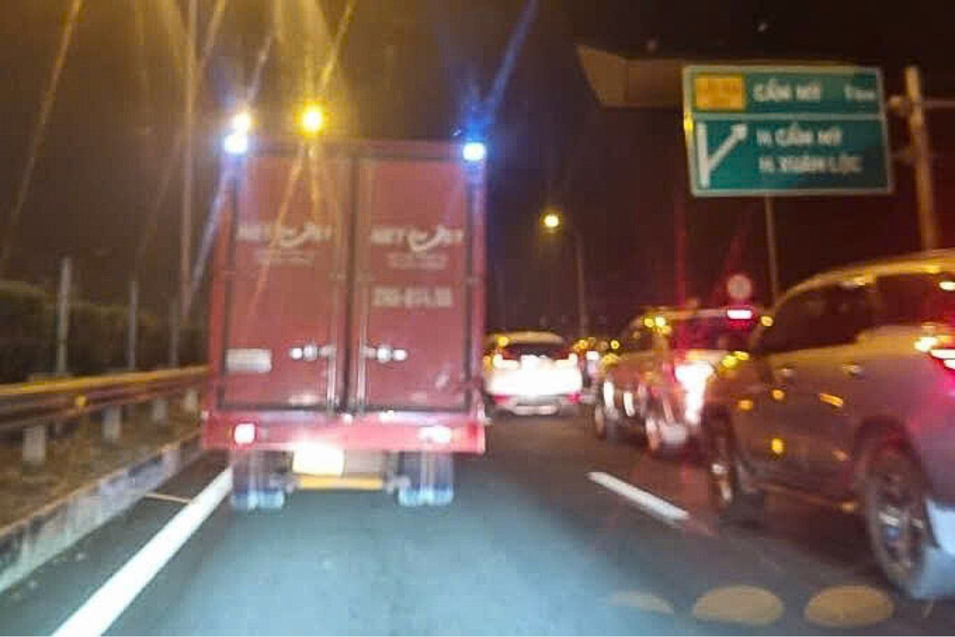 Các phương tiện bị chặn ở lối vào cao tốc Phan Thiết - Dầu Giây. Ảnh: T.D