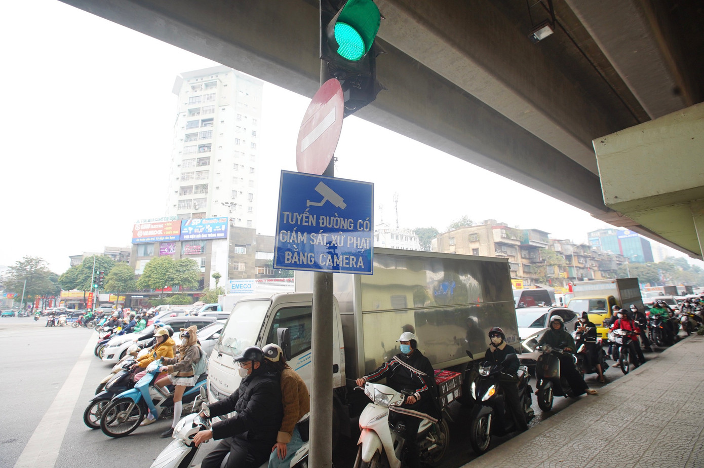 Cũng từ 18/1, Hà Nội sẽ tổ chức xử lý vi phạm giao thông bằng camera giám sát, xử phạt nguội tại khu vực trung tâm nút, các tuyến đường thông qua nút giao Khuất Duy Tiến - Nguyễn Trãi - Nguyễn Xiển.