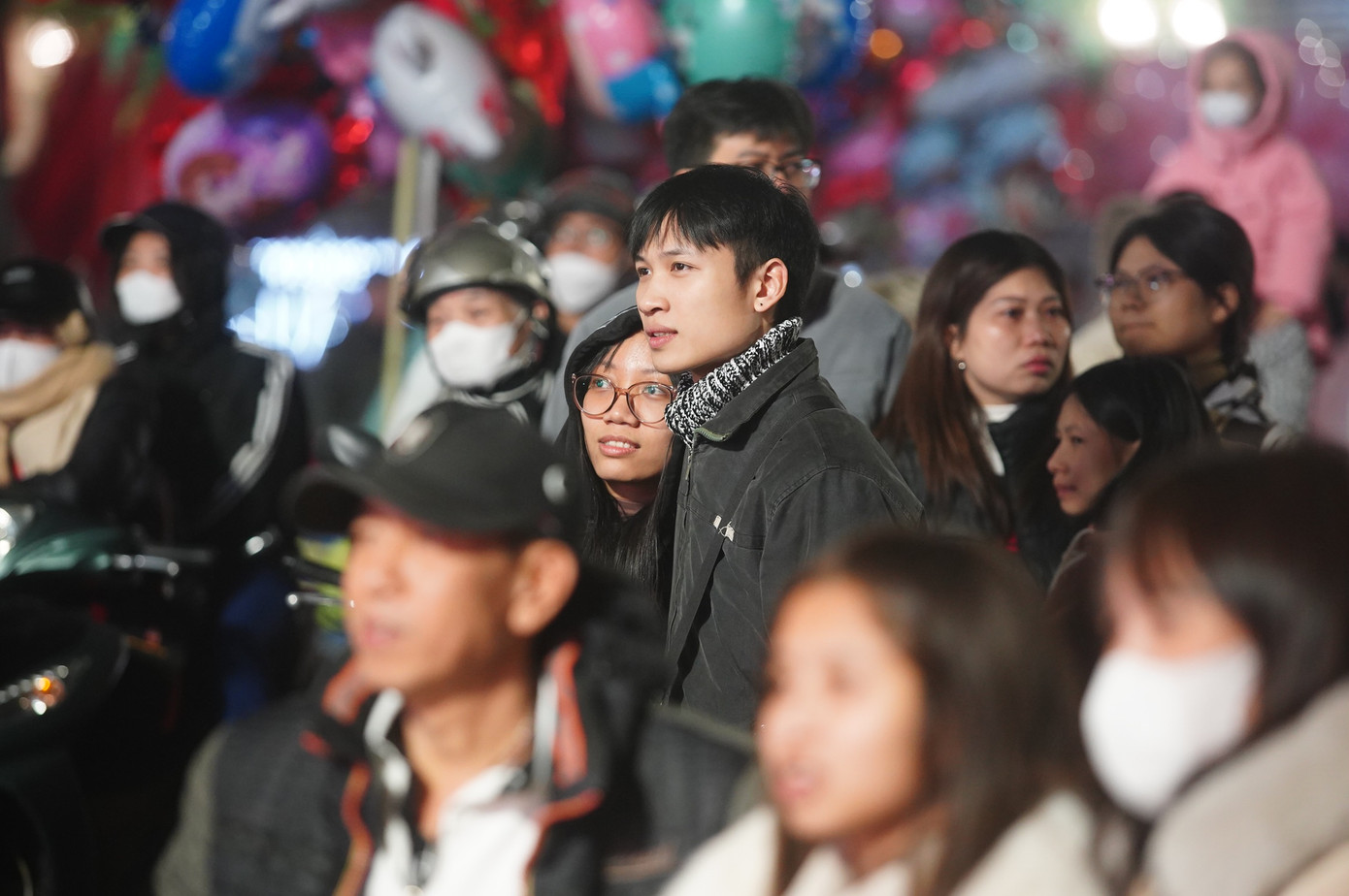 Nhiều người dân đến rất sớm để có vị trí đẹp