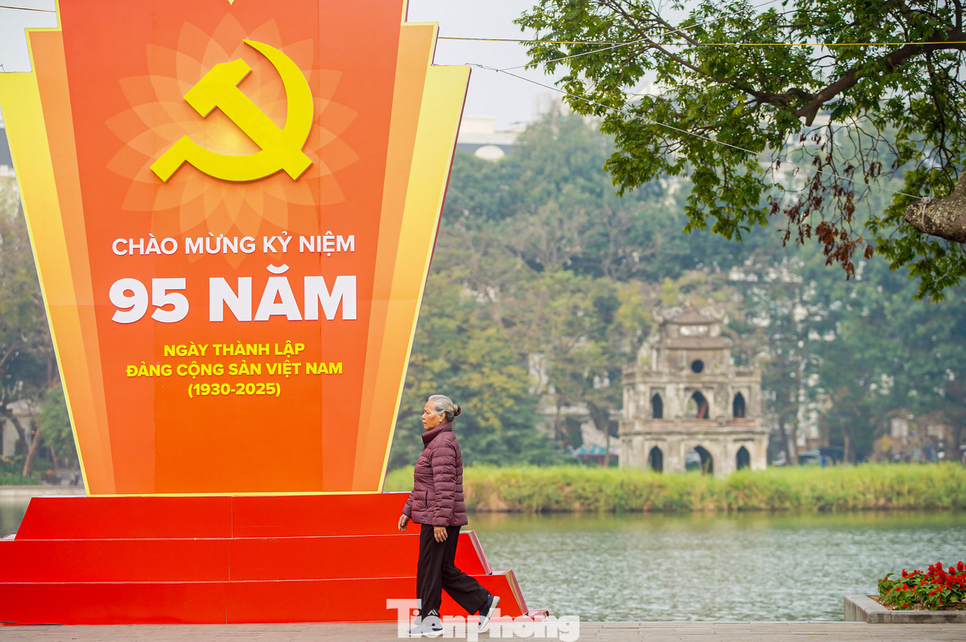 Hồ Gươm đẹp bình dị, khác lạ trong ngày mùng 1 Tết.