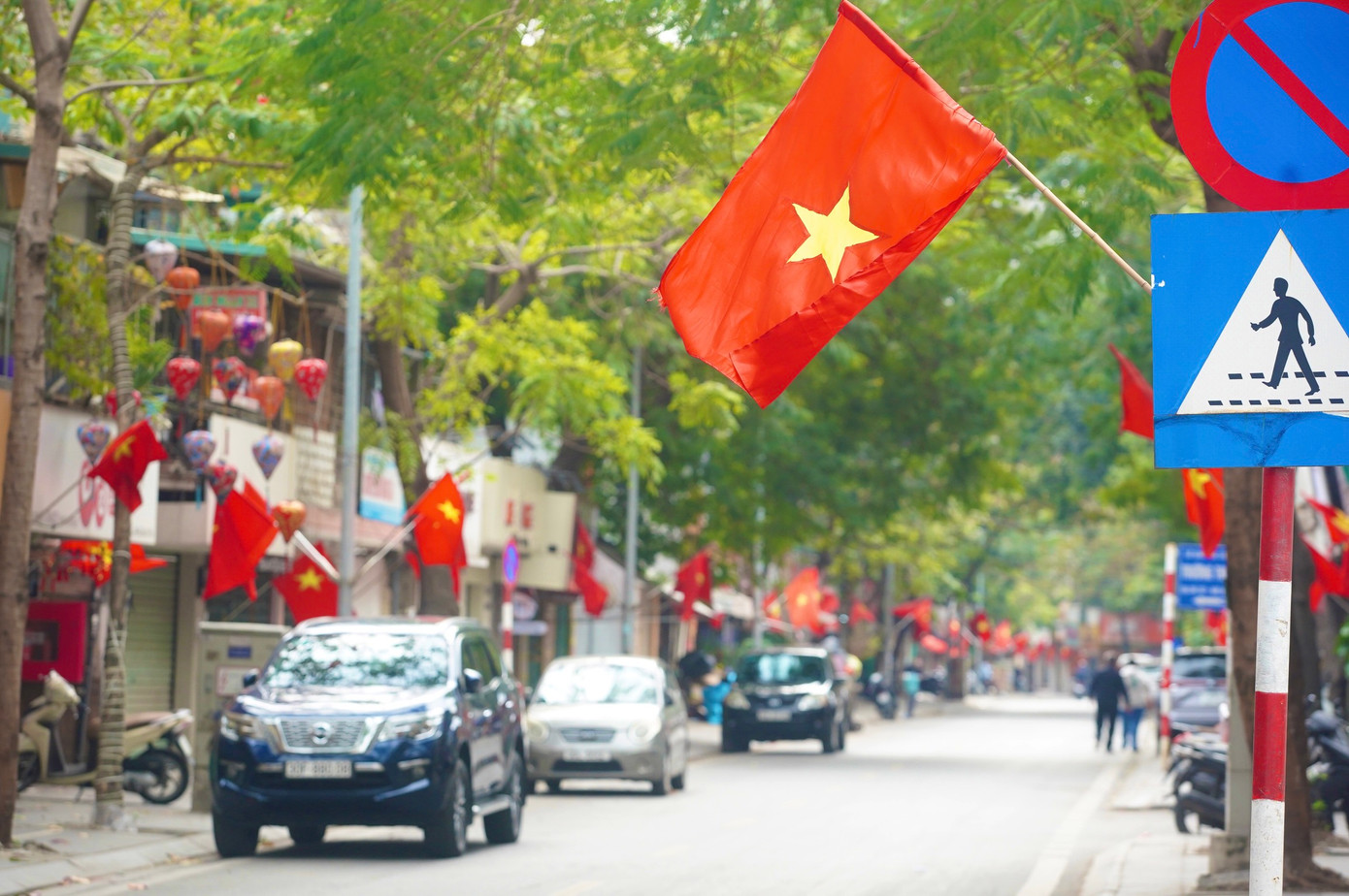 Hình ảnh rực rỡ tại phố Đặng Văn Ngữ.