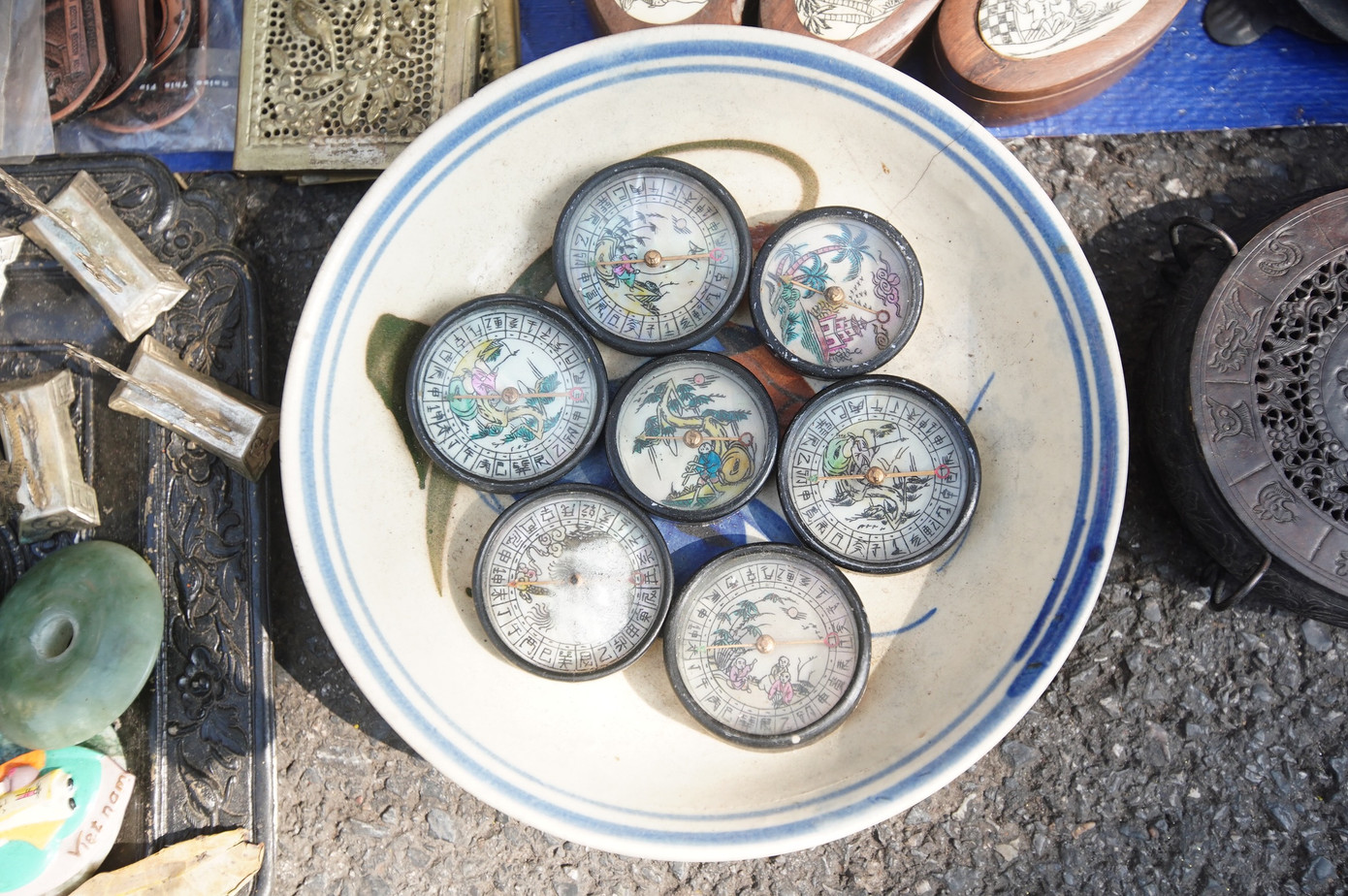 Đa dạng các mặt hàng cổ được tiểu thương sưu tầm bày bán.