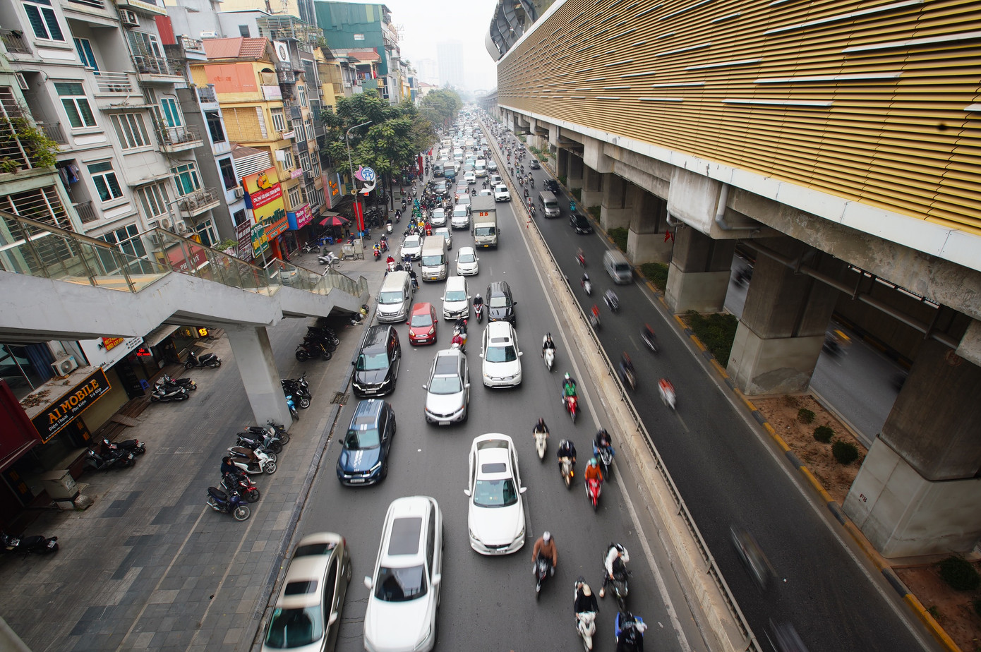 Đường Nguyễn Trãi ùn tắc dù không phải giờ cao điểm.