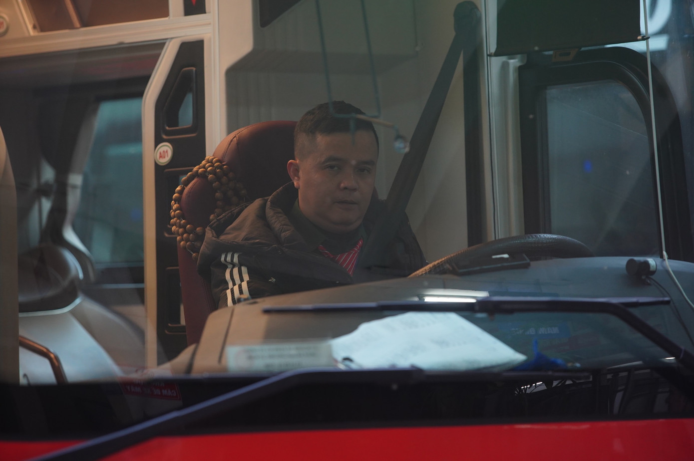 Anh Nguyễn Văn Sơn (Huế), tài xế của một hãng xe cho biết có nhiều năm đón giao thừa trên xe. "Những năm gần đây tôi đều chạy xe xuyên Tết theo yêu cầu của hãng và đón giao thừa dọc đường. Tôi cũng muốn ăn Tết cùng gia đình nhưng vì công việc nên phải chấp nhận, vợ và con cũng quen rồi", anh Sơn tâm sự.