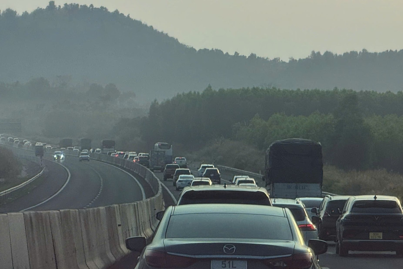 Nhiều xe nối đuôi di chuyển trên cao tốc Phan Thiết - Dầu Giây. Ảnh: T.N