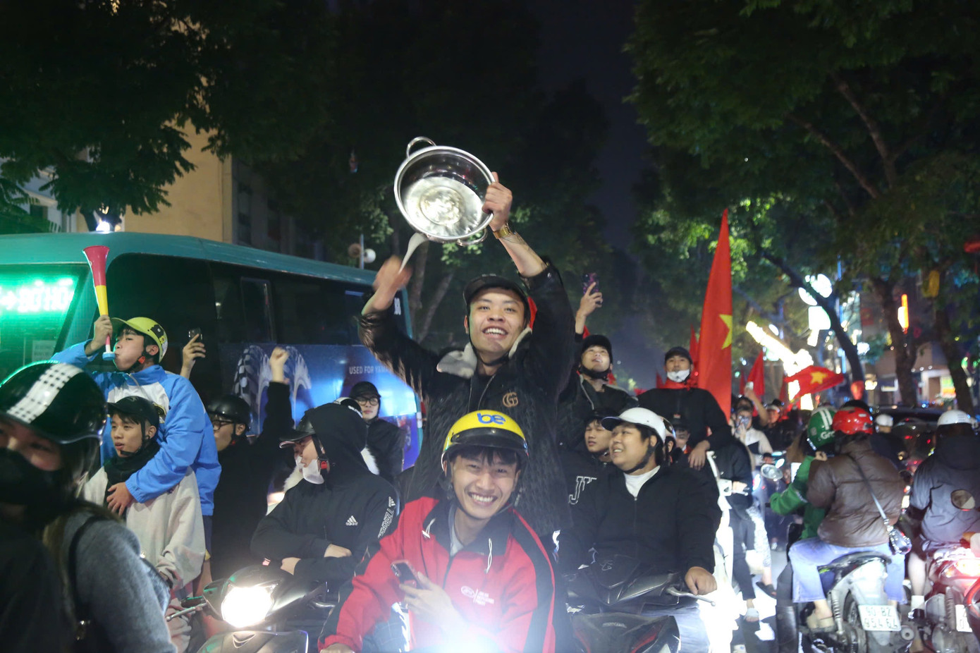 Một CĐV dùng muôi với nồi để ăn mừng chiến thắng. Một CĐV dùng muôi với nồi để ăn mừng chiến thắng.