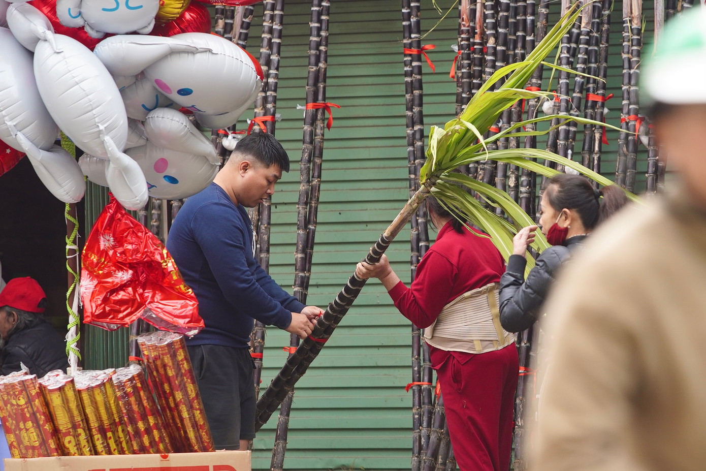 Nhiều người dân mua mía lộc sớm.