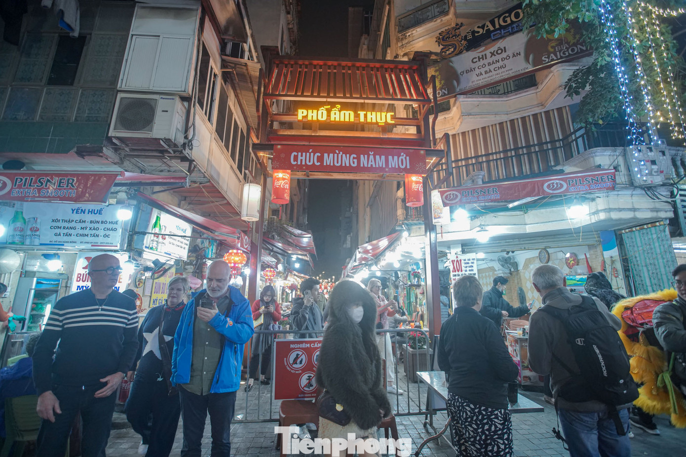 Cổng phía phố Hàng Bông được thiết kế trên cơ sở lấy ý tưởng từ hình ảnh nhà ống phố cổ Hà Nội những năm đầu thế kỷ 19 trong tranh của danh họa Bùi Xuân Phái